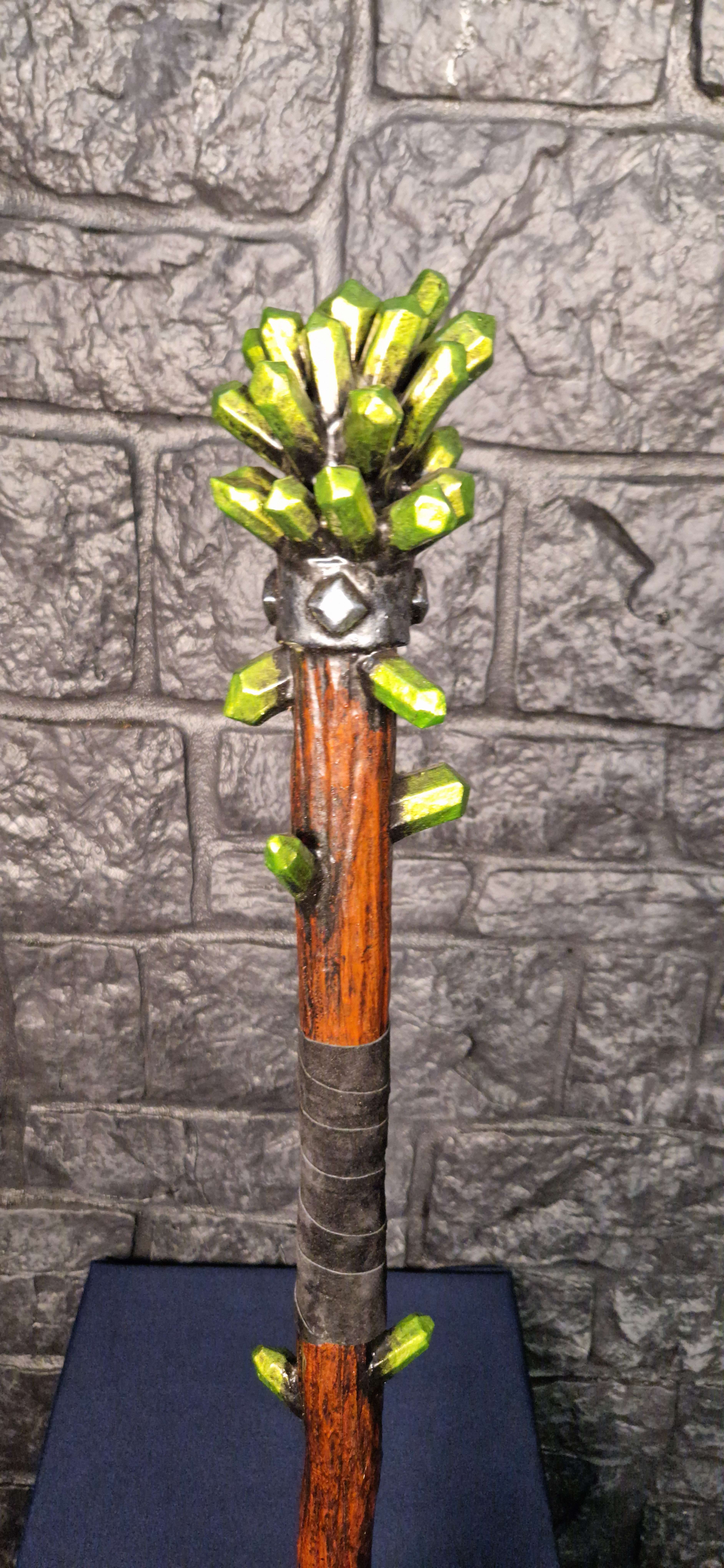 Stab mit grünen Kristallen