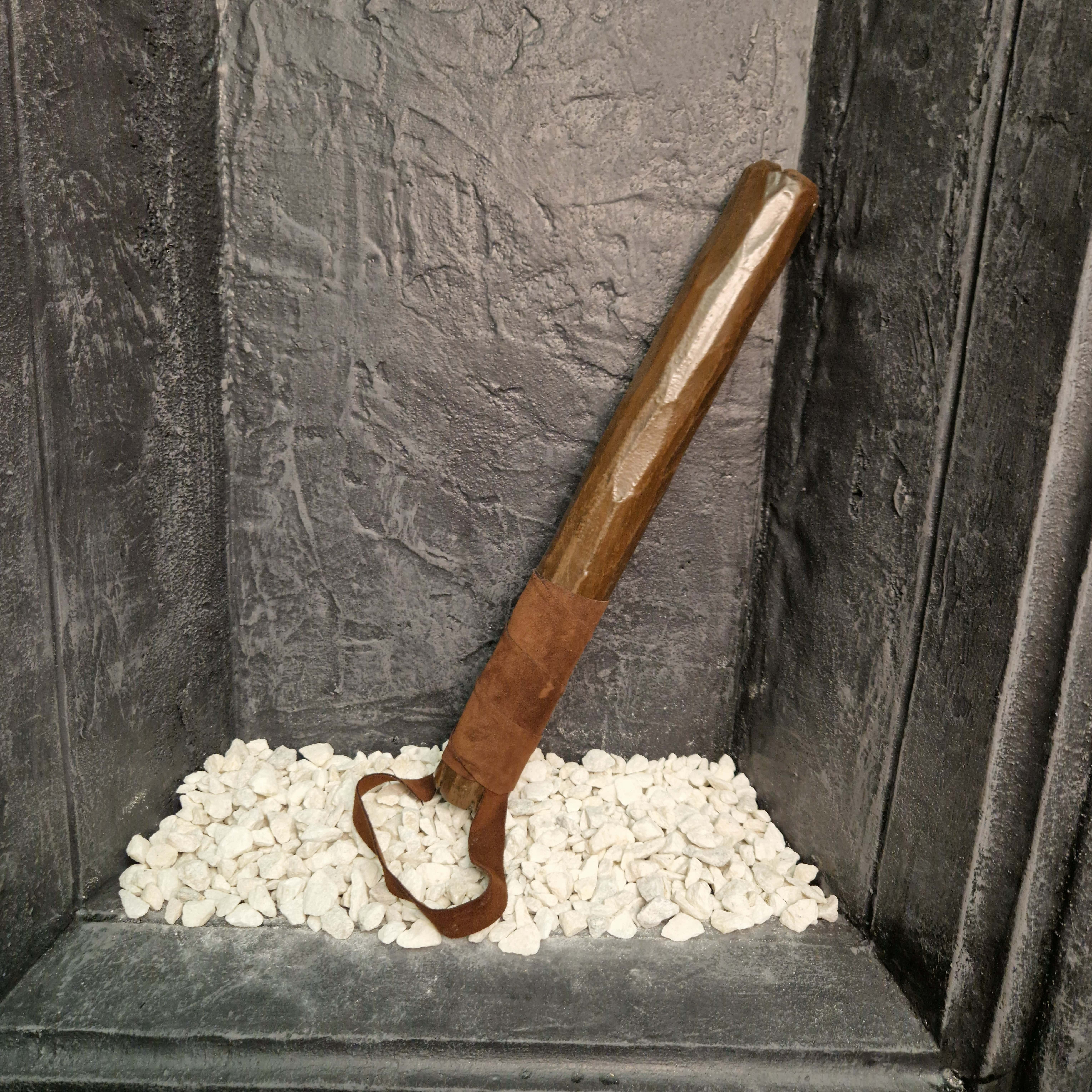 Knüppel mit Ledergriff