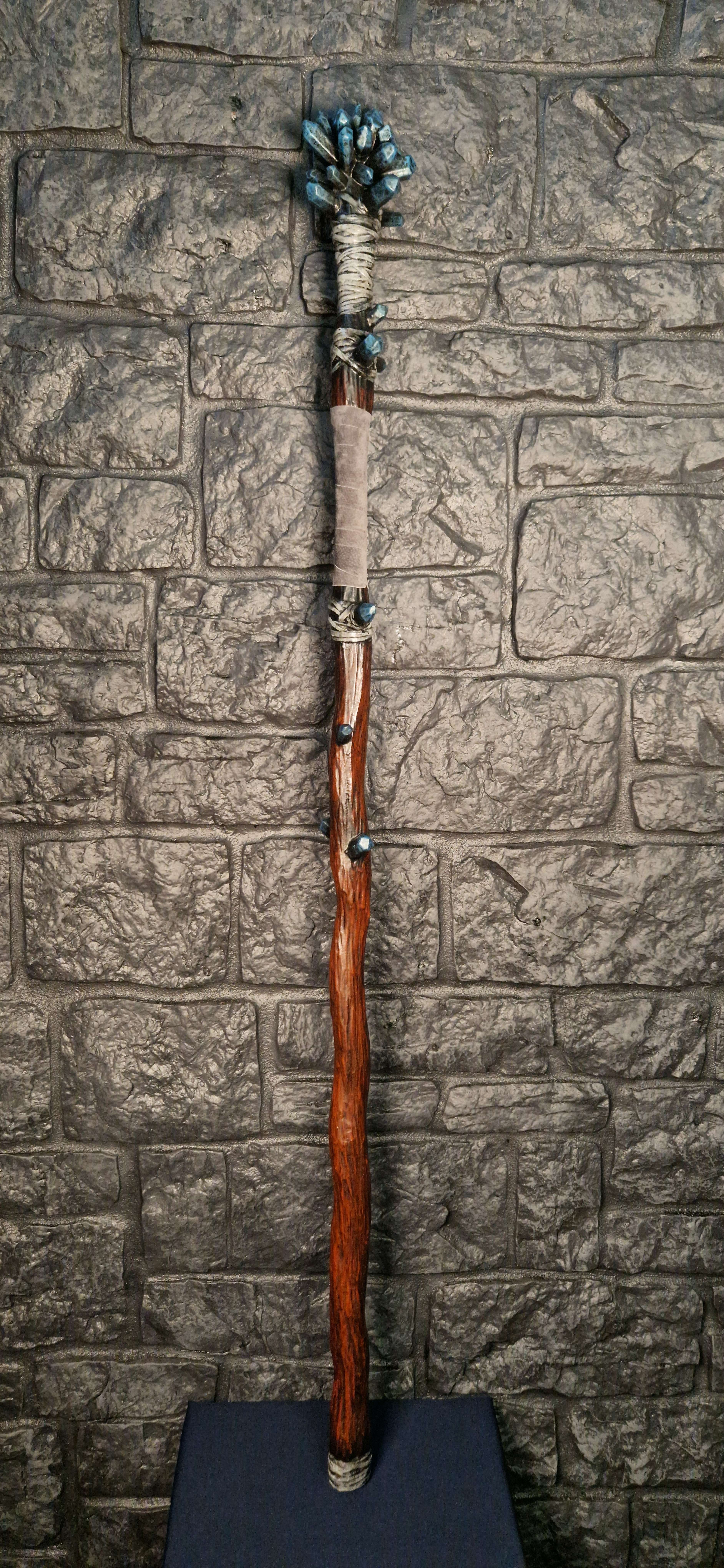 Stab mit blauen Kristallen