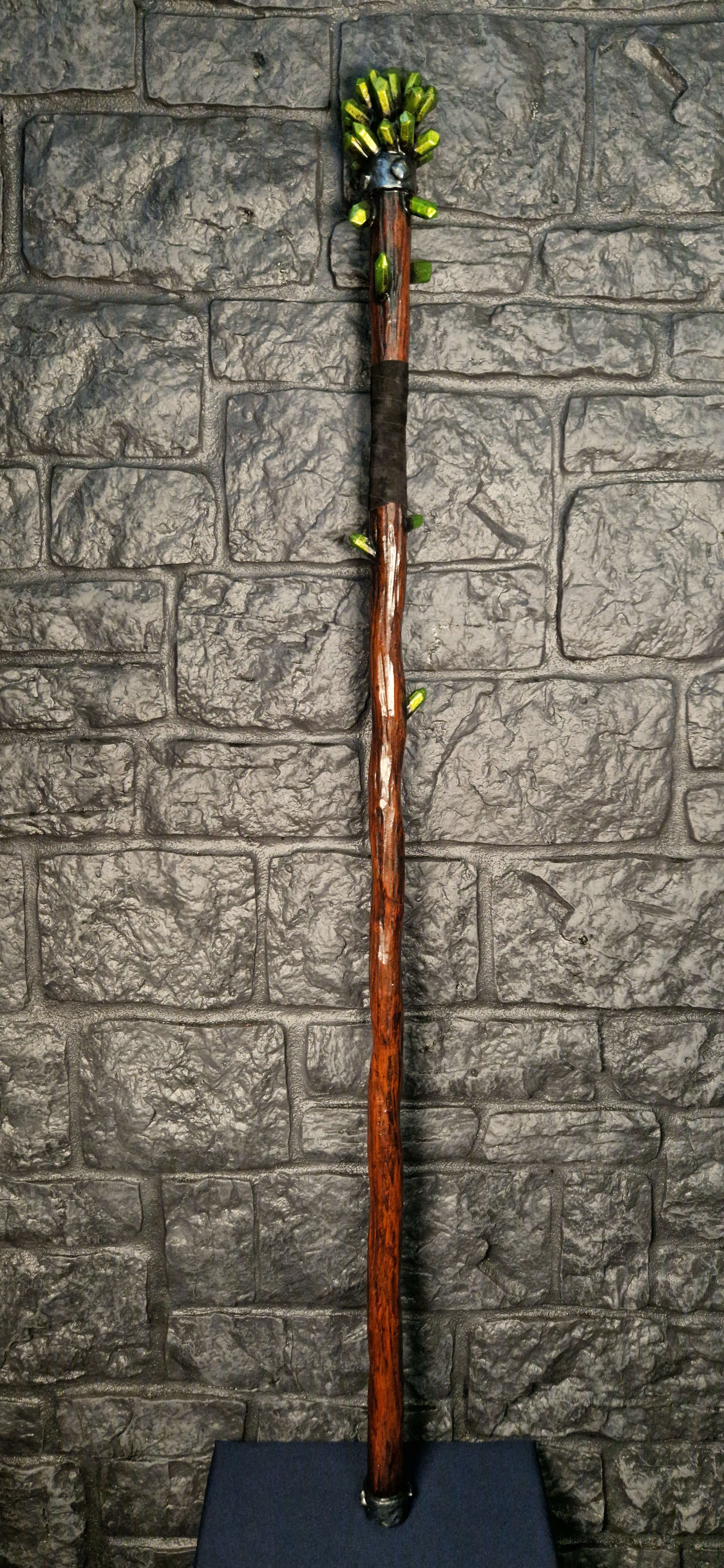 Stab mit grünen Kristallen