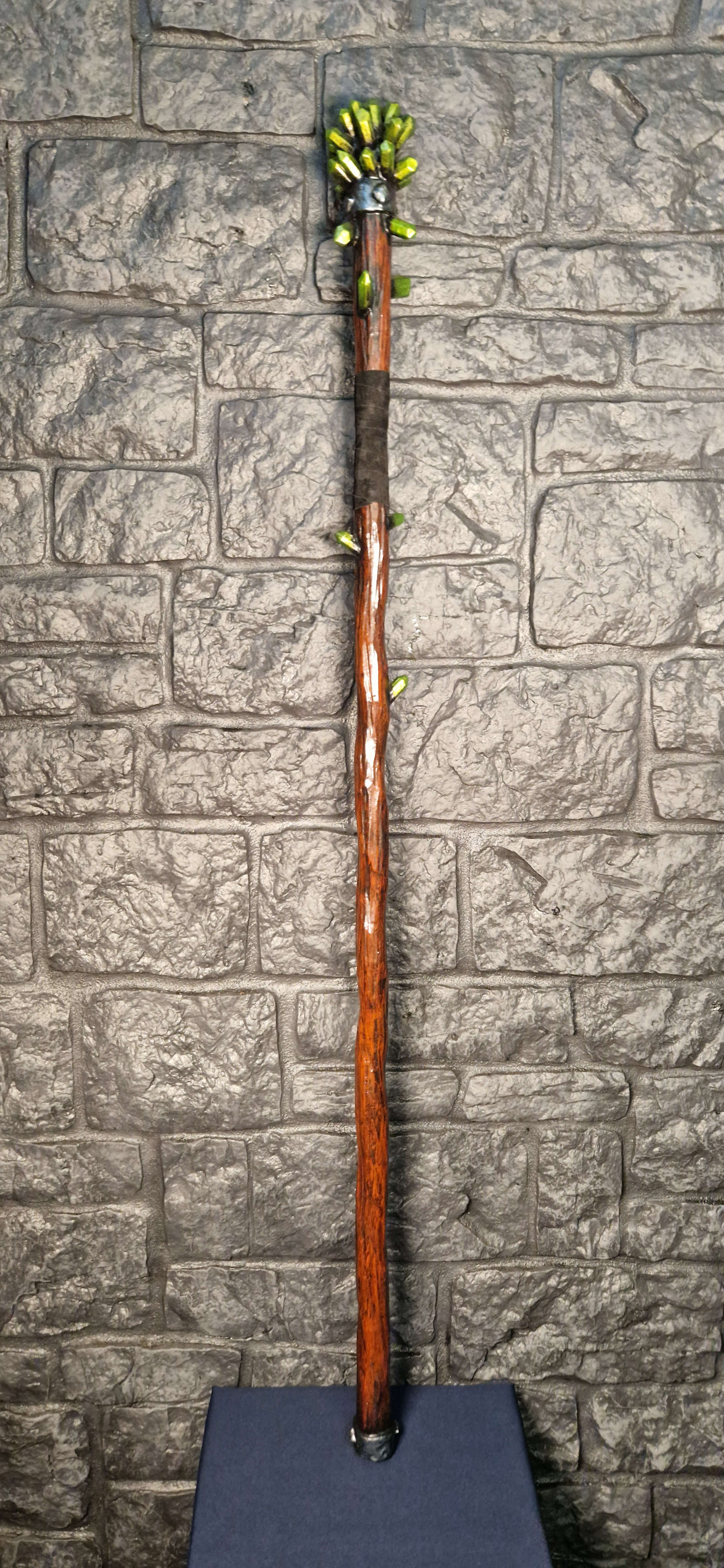 Stab mit grünen Kristallen