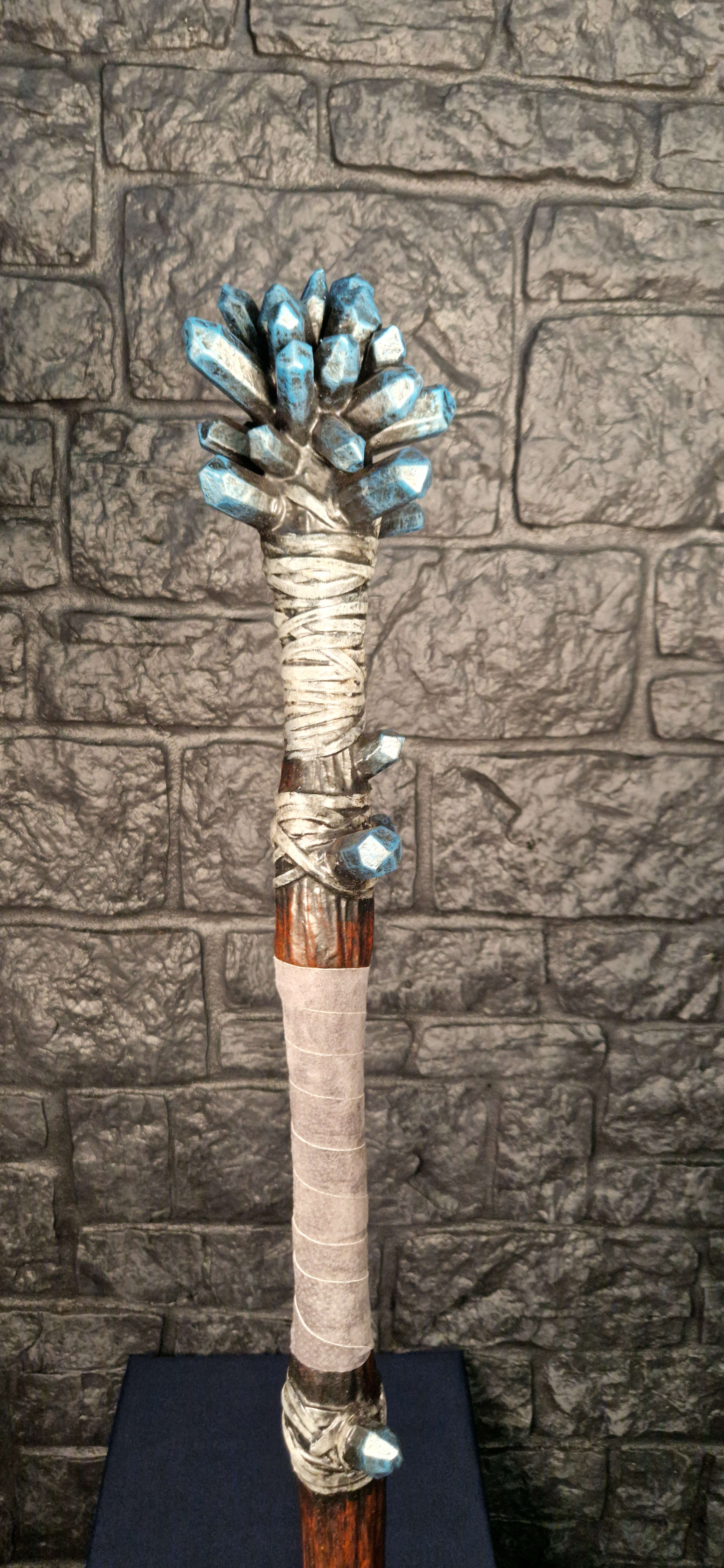 Stab mit blauen Kristallen